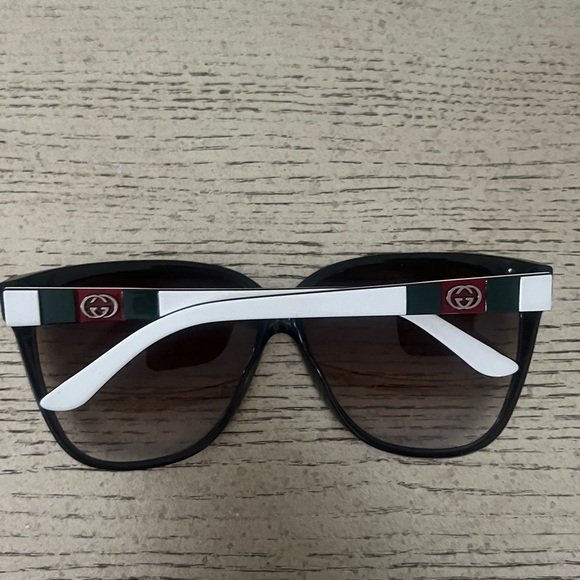 Gucci Black Oversized Sunglasses - Picture 3 of 3